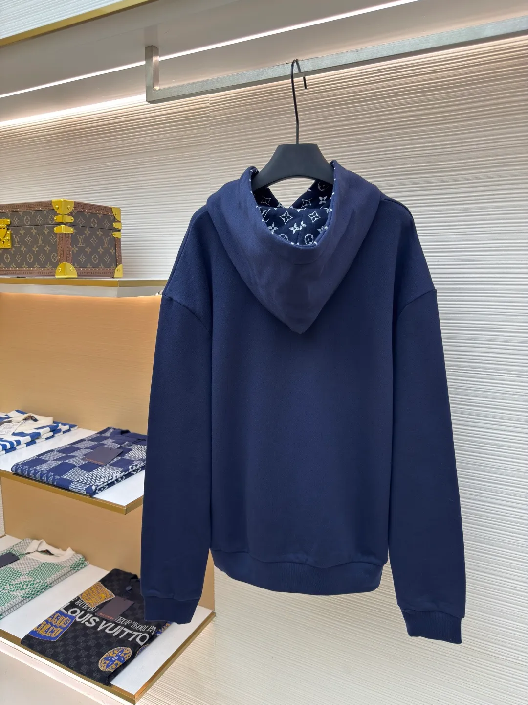 LOUIS VUITTON small logo logo hooded sweatshirt ●Authentic product: Purchased and developed for 12300 ●Item number: 1680308-A65 ●Fabric: pure cotton fabric ●Technology: jacquard production ●Version: fitted version ●Weight: about 870 grams ●Size: S-M-L-XL ●Description: Using pure cotton yarn for weaving, special weaving and finishing techniques are used. In addition, the production process of scale base fabric is relatively complicated and requires multiple processes to complete. The printing process combines the bright colors of glue printing with the characteristics of high-density elastic materials, allowing the printed pattern to better adapt to the expansion and contraction of the fabric. The hot brick process refers to the technology of fixing hot diamonds on clothing fabrics through high-temperature ironing, adding a unique visual effect. Accurately mark the location of the ironing tile pattern to ensure precision when ironing. Same style for men and women!